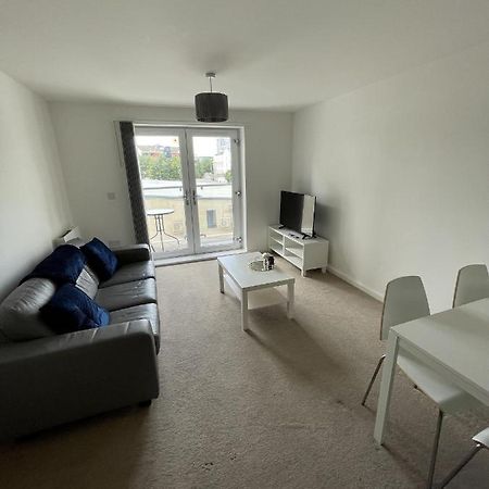 Modern 2-Bed Apartment In The Heart Of Salford Quays 外观 照片