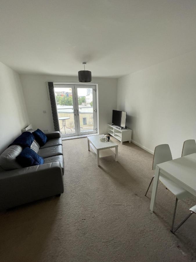 Modern 2-Bed Apartment In The Heart Of Salford Quays 外观 照片