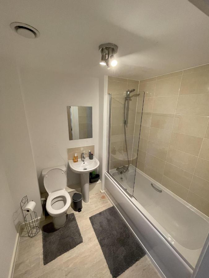 Modern 2-Bed Apartment In The Heart Of Salford Quays 外观 照片